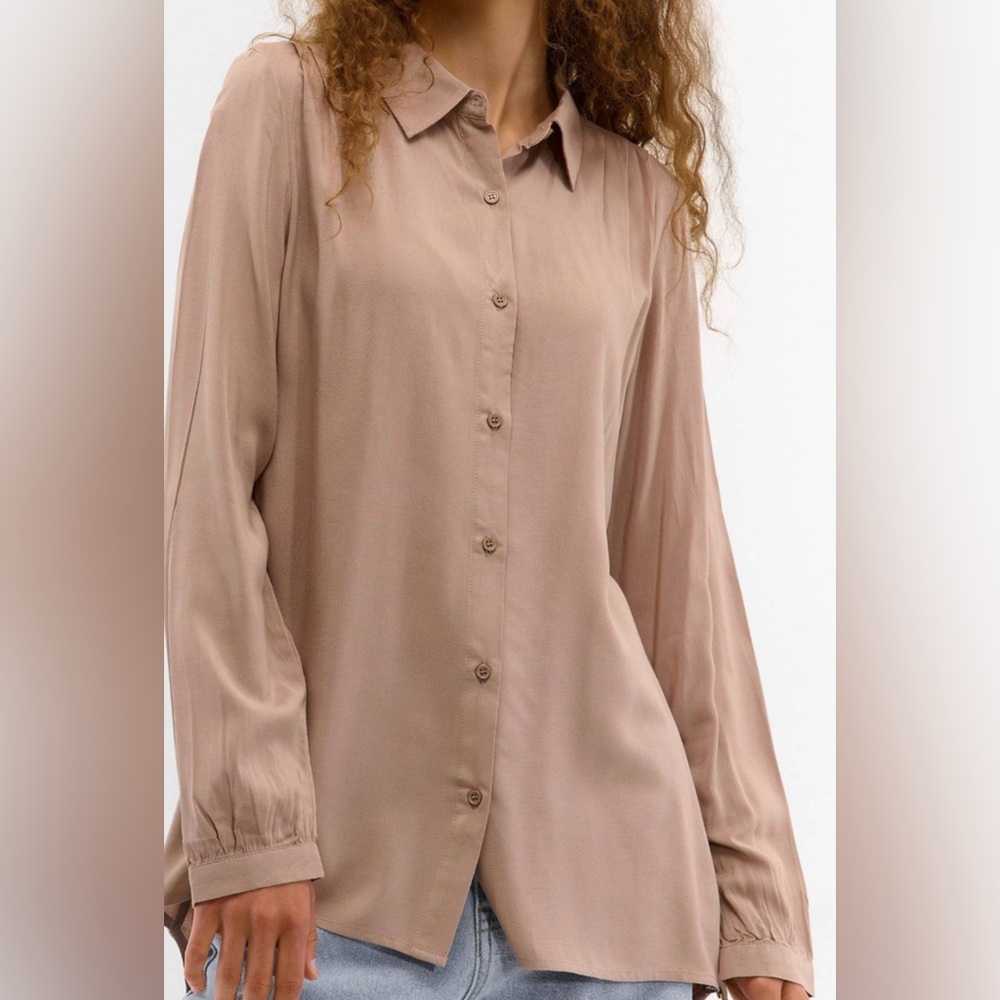 Have women’s Casual Button-Down longer Shirt in brown NWT